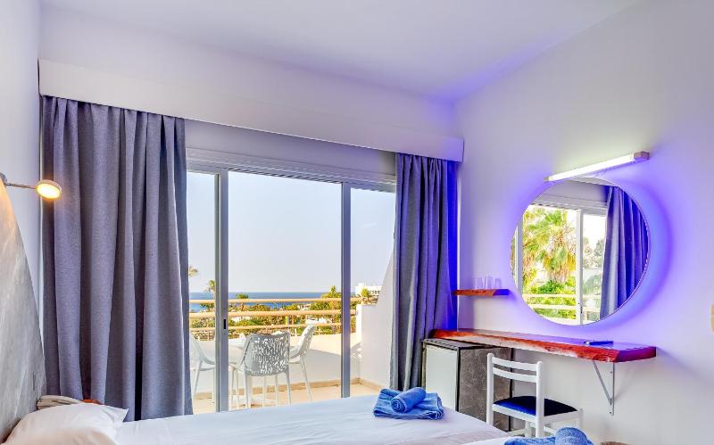 Twin Room with Sea View image 3