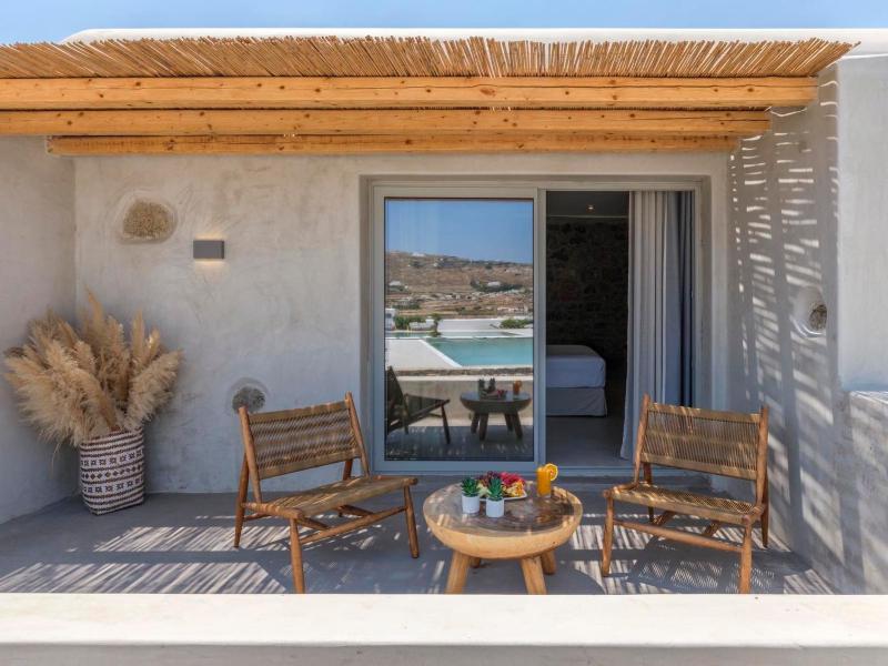 Junior Suite Pool Front image 2