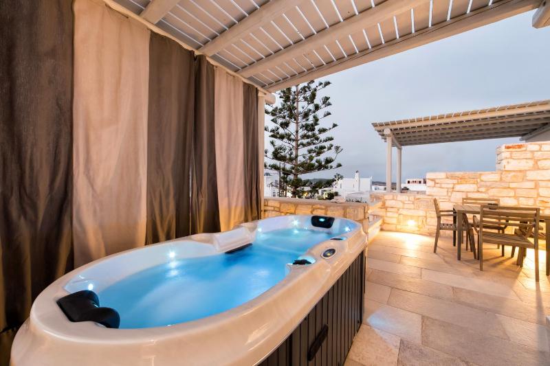 Superior Suite with hydro-massage hot tub (4 adults) image 3