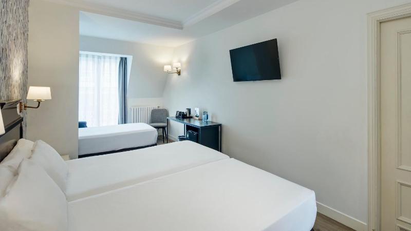 Double Room with Extra Bed (3 Adults) image 4