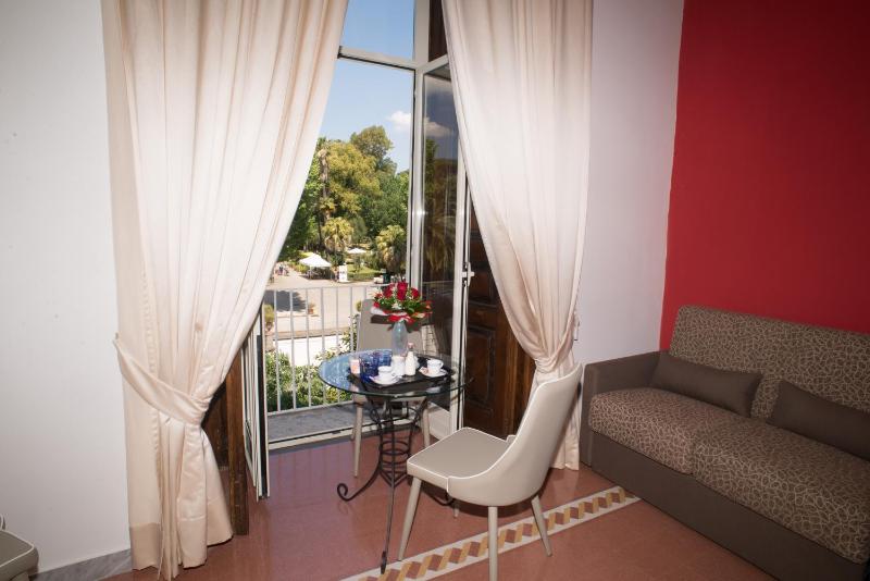 Triple Room with Garden View image 3