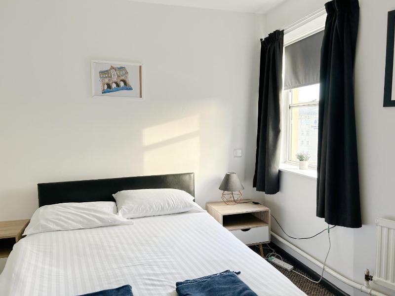 Standard Single Room with Shared Bathroom image 3