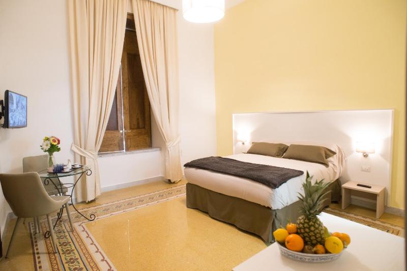 Standard King Room image 1