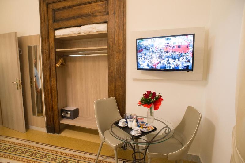Standard King Room image 4