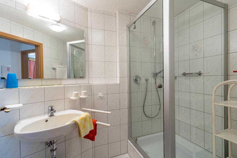 One-Bedroom Apartment with Balcony and Mountain View   image 3