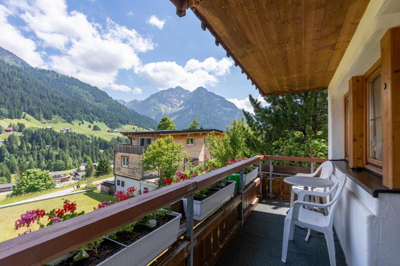 One-Bedroom Apartment with Balcony and Mountain View   image 1