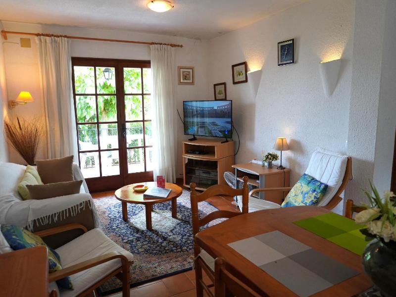 Casa Vacacional Tranquila con Piscina Jardín y Cerca de la Playa en L'Estartit - ES-323-29 - image 6