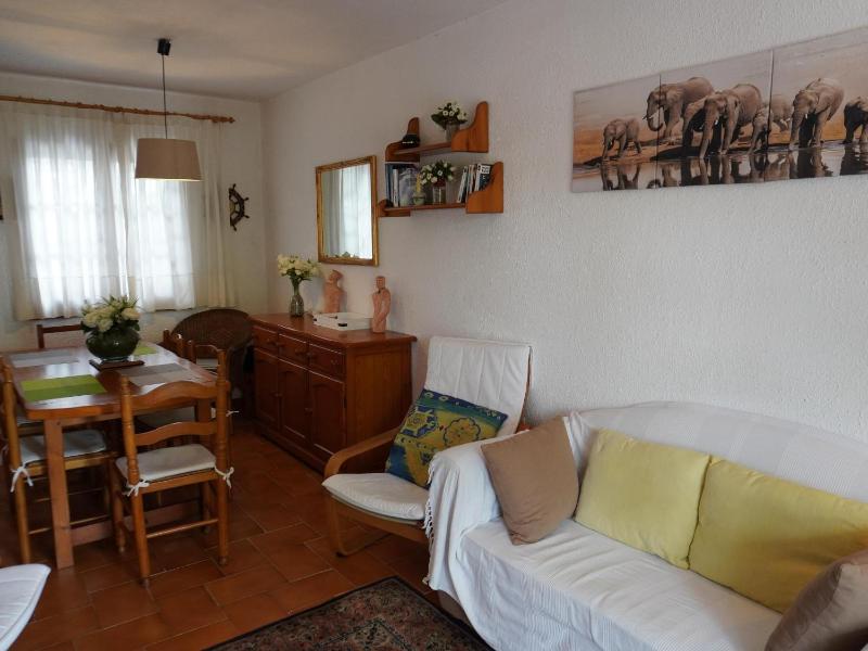 Casa Vacacional Tranquila con Piscina Jardín y Cerca de la Playa en L'Estartit - ES-323-29 - image 12