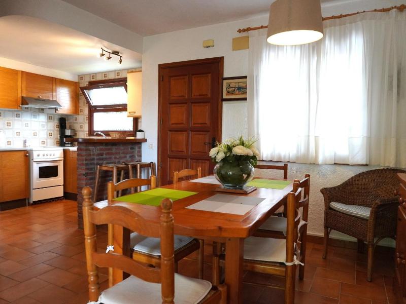 Casa Vacacional Tranquila con Piscina Jardín y Cerca de la Playa en L'Estartit - ES-323-29 - image 10