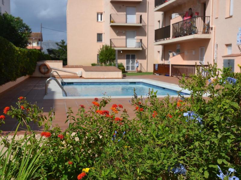 Apartamento Calella 4: Cerca del Mar Mascotas Bienvenidas - ES-323-80 - image 1
