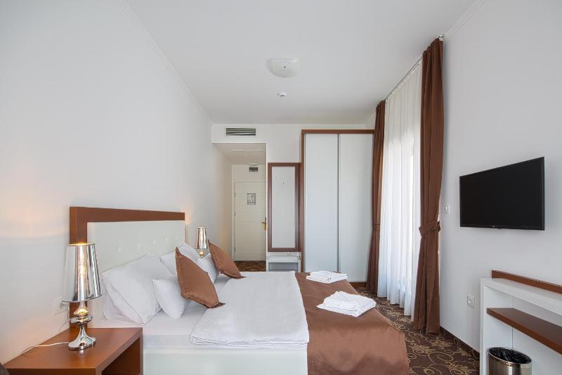 Deluxe Double Room with Sea View image 3