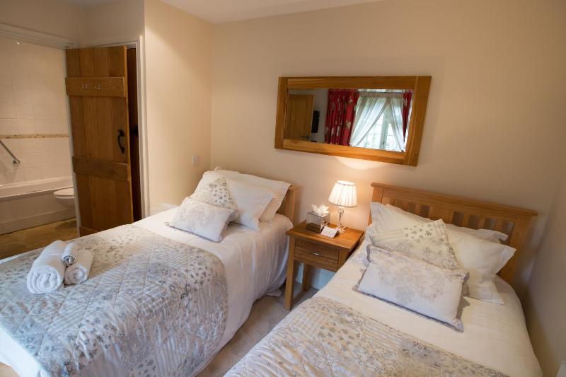 Twin Room with Private Bathroom image 1
