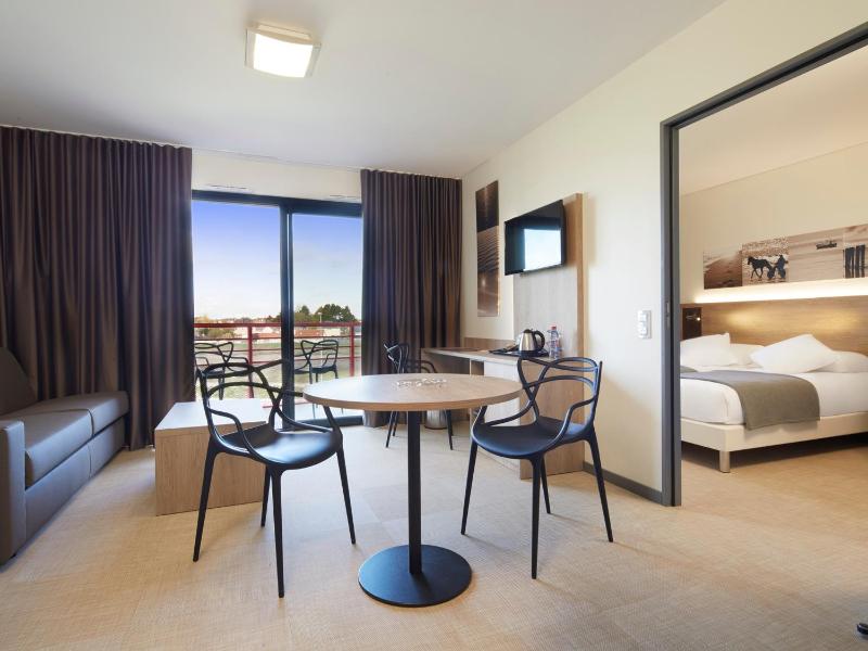 One-Bedroom Apartment with 2 Single Beds and 1 Sofa Bed image 3