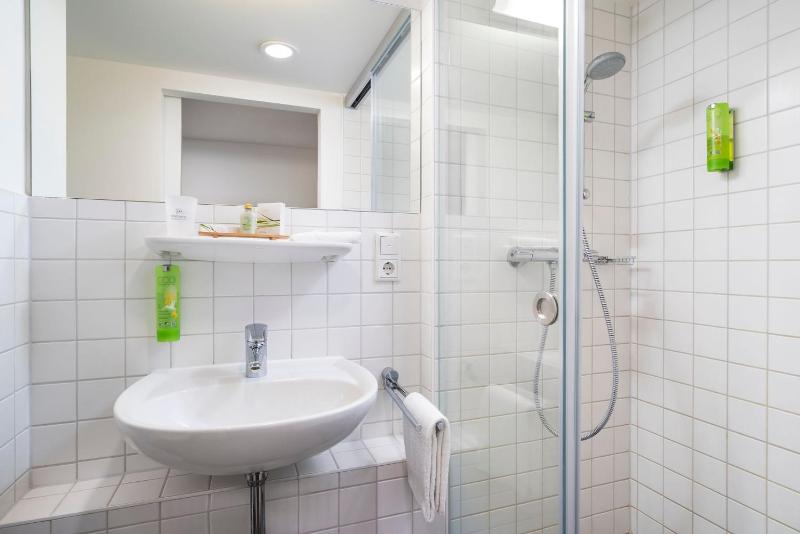 Standard Single Room image 3