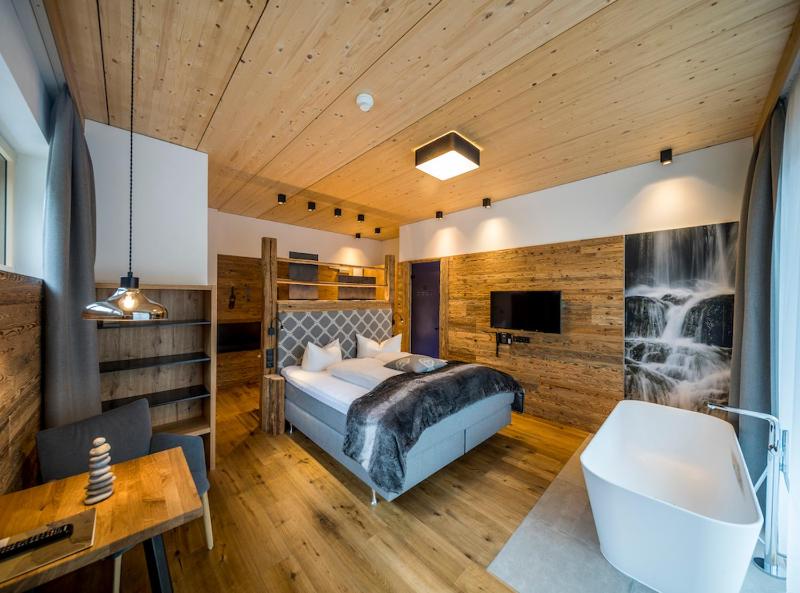 Deluxe Double Room with Bath image 2