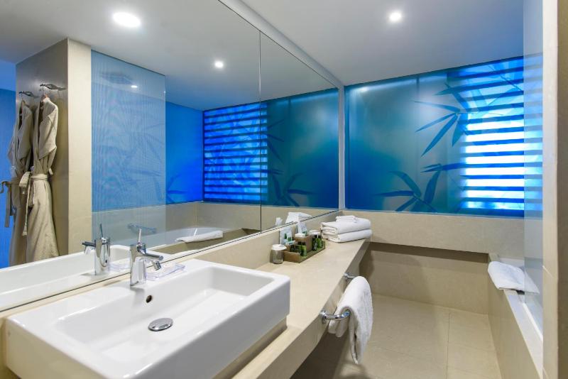 Superior Twin Room with Sea View image 3