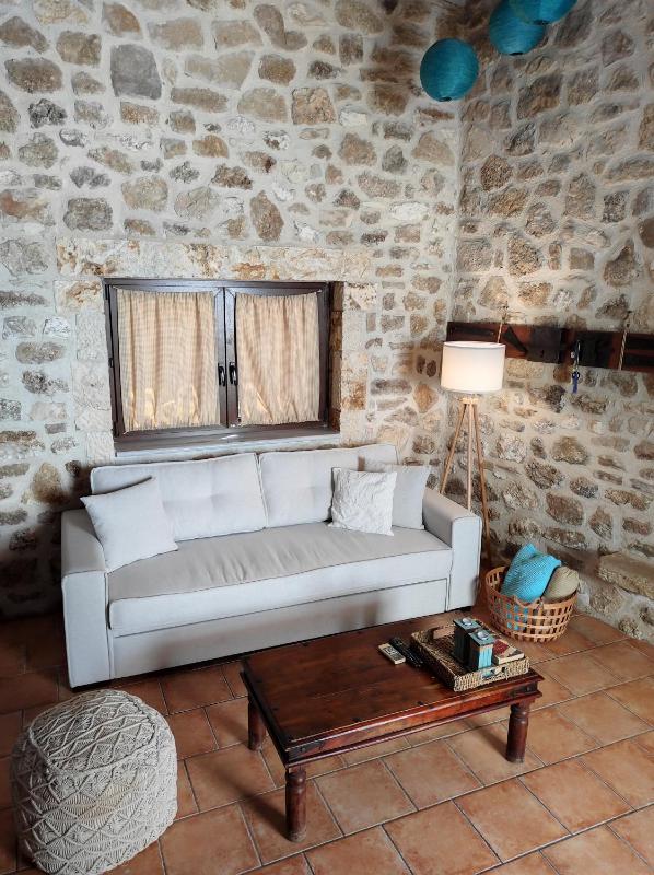 Family Room image 3