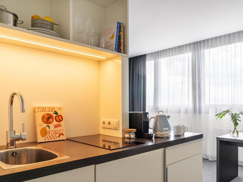 Large Studio with Kitchenette image 2