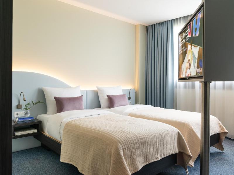 Extra Large Studio with Kitchen - Twin Beds image 3