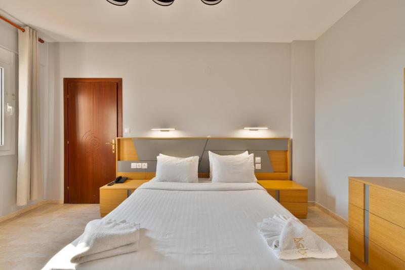 Standard One Bedroom Suite with Sea View image 2