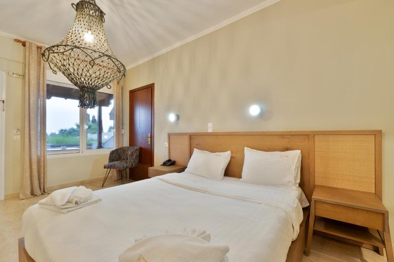 Standard Double Room with Garden or Sea View image 3