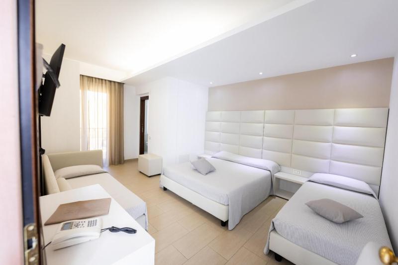 Deluxe Quadruple Room image 1