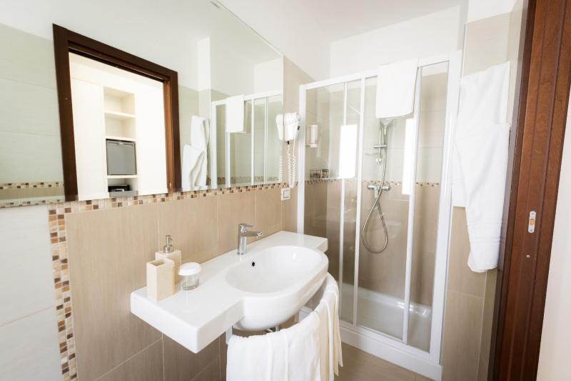 Deluxe Quadruple Room image 3