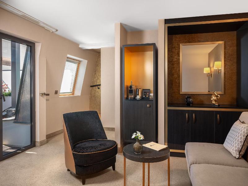 Junior Queen Suite image 1