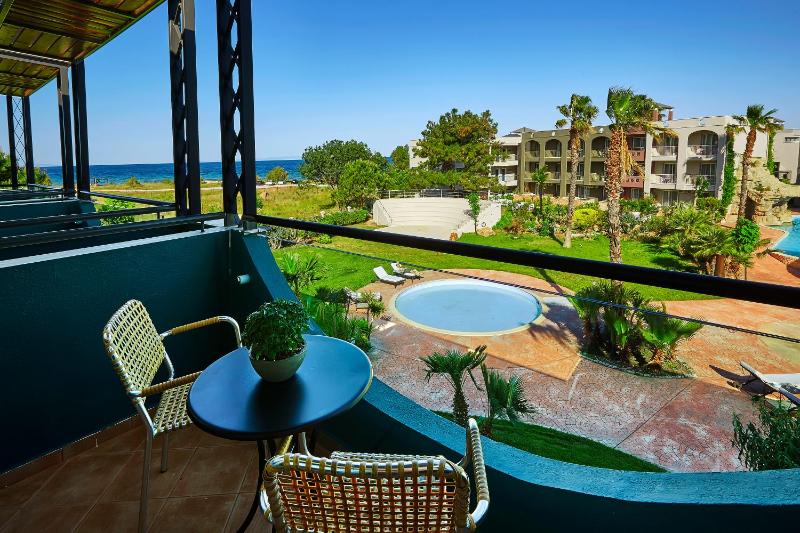 Junior Suite with  Side Sea View image 2