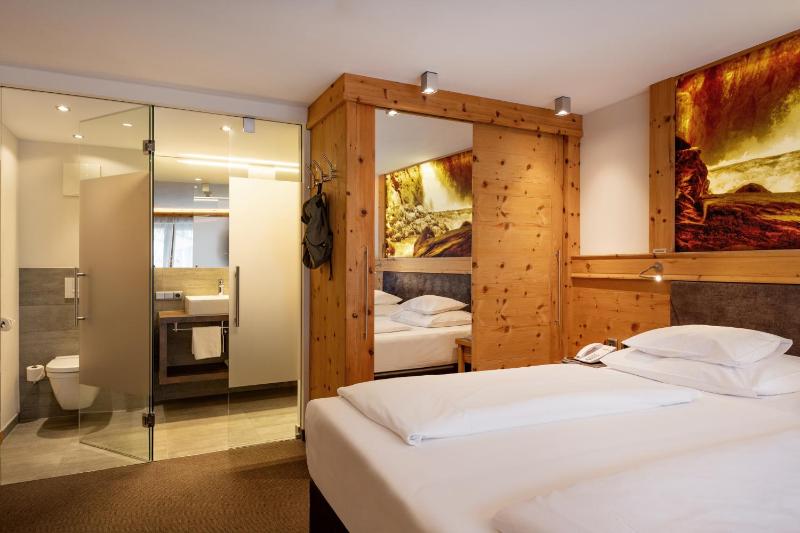 Deluxe Double Room with Shower image 3