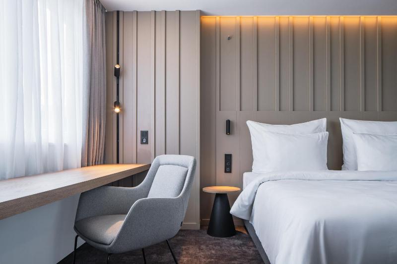 Executive Double or Twin Room with Free Pool Access image 3