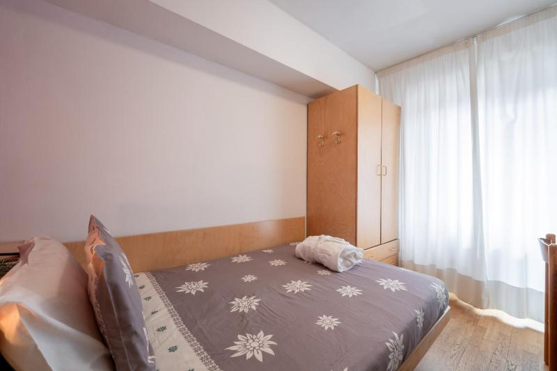 Economy Twin Room image 3