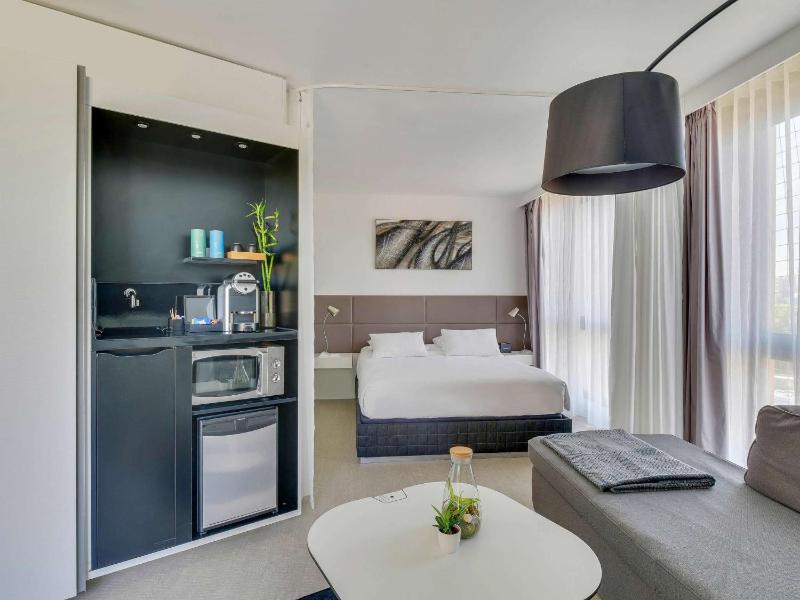 Executive Room with Double Bed and Sofa image 2