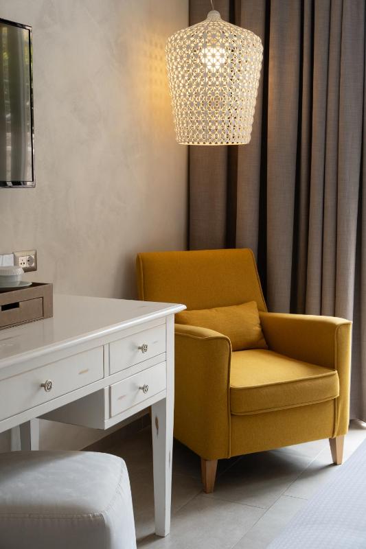 Classic Double or Twin Room image 4
