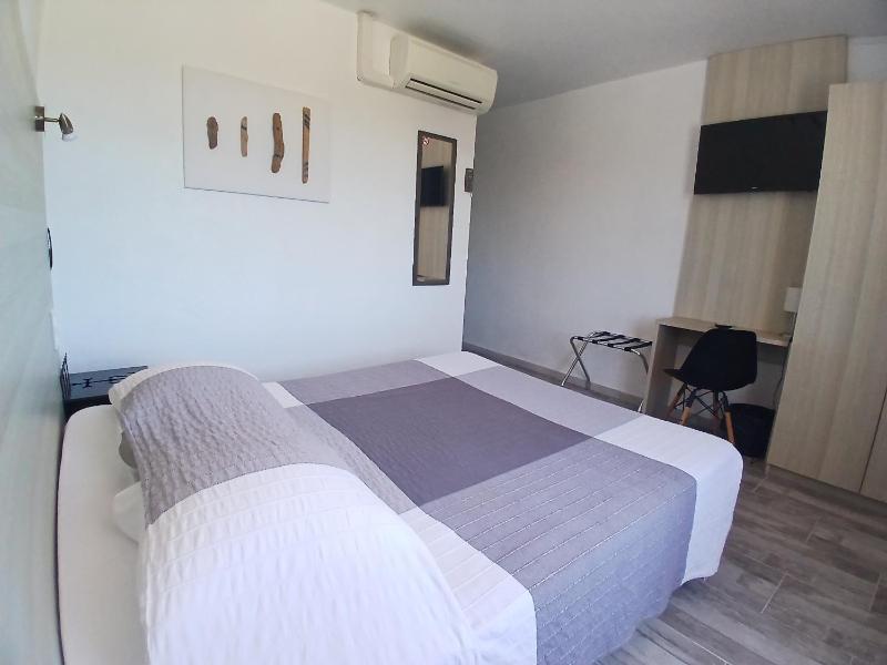 Classic Double Room image 3