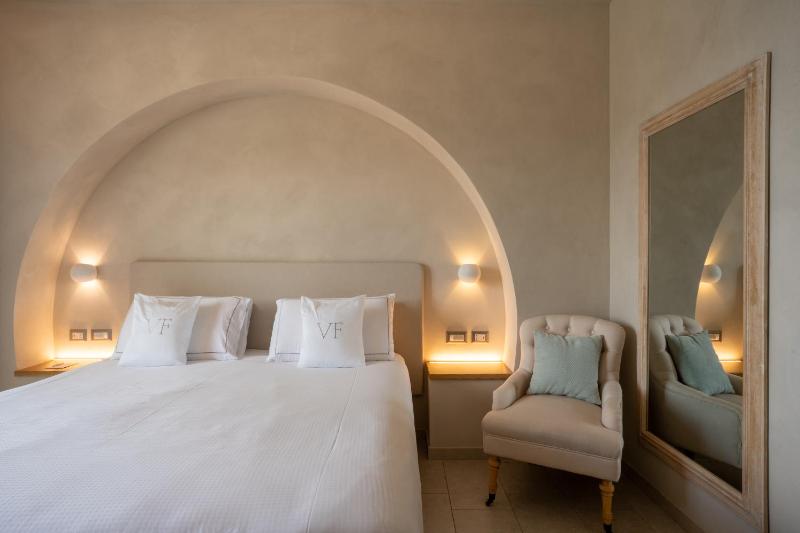 Classic Double or Twin Room with Balcony and Sea View image 3