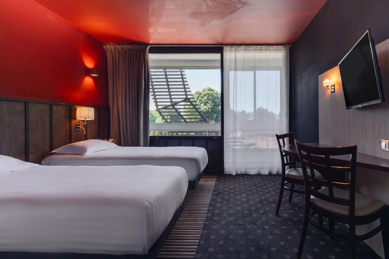 Superior Twin Room image 4
