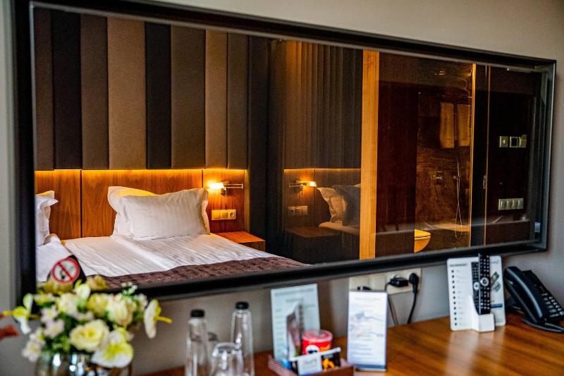Economy Double Room with City View & Free Parking image 2