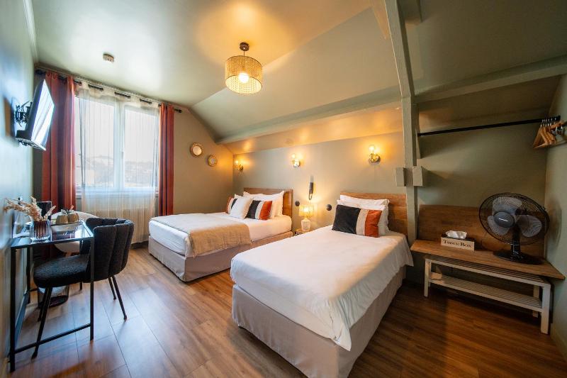 Standard Triple Room image 2