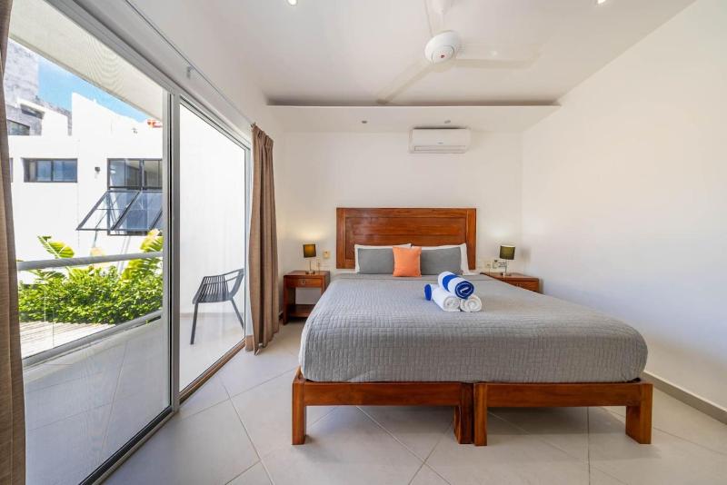 Casa Kinam Chic 4BR Villa w Pool in La Veleta - image 2