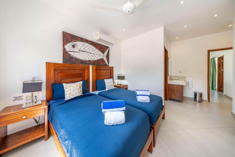 Casa Kinam Chic 4BR Villa w Pool in La Veleta - image 35