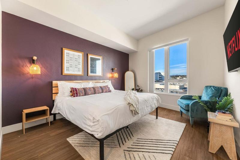 Stylish 2BD Haven with Scenic DTLA Views and Parking - image 14