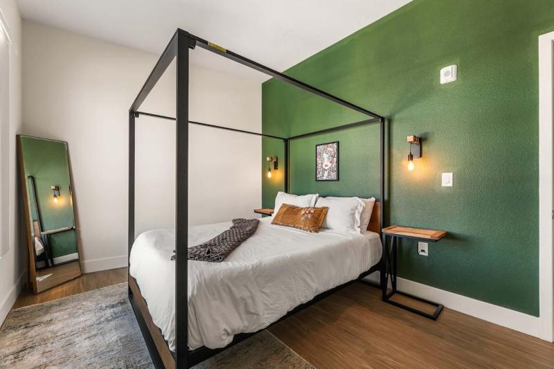 Stylish 2BD Haven with Scenic DTLA Views and Parking - image 7