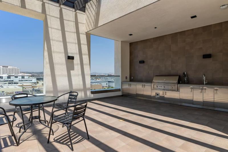 Stylish 2BD Haven with Scenic DTLA Views and Parking - image 3