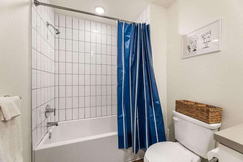 Stylish 2BD Haven with Scenic DTLA Views and Parking - image 13