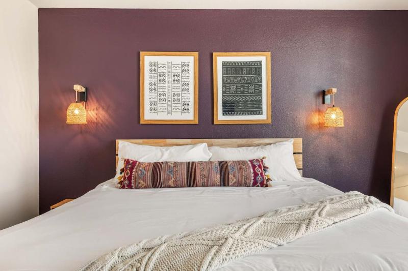 Stylish 2BD Haven with Scenic DTLA Views and Parking - image 4