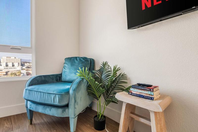 Stylish 2BD Haven with Scenic DTLA Views and Parking - image 10