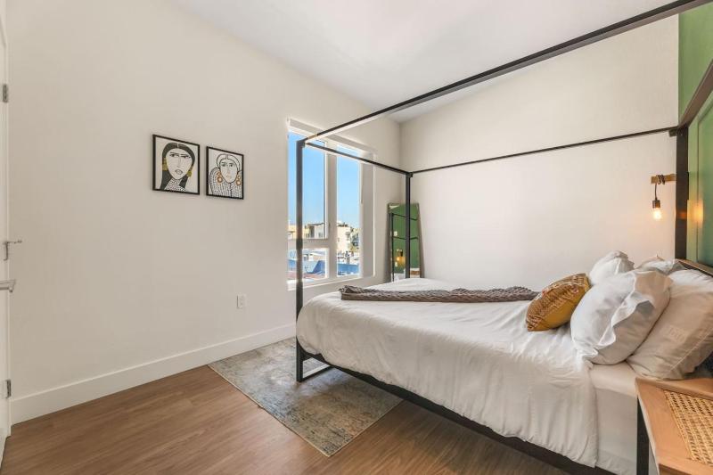 Stylish 2BD Haven with Scenic DTLA Views and Parking - image 9