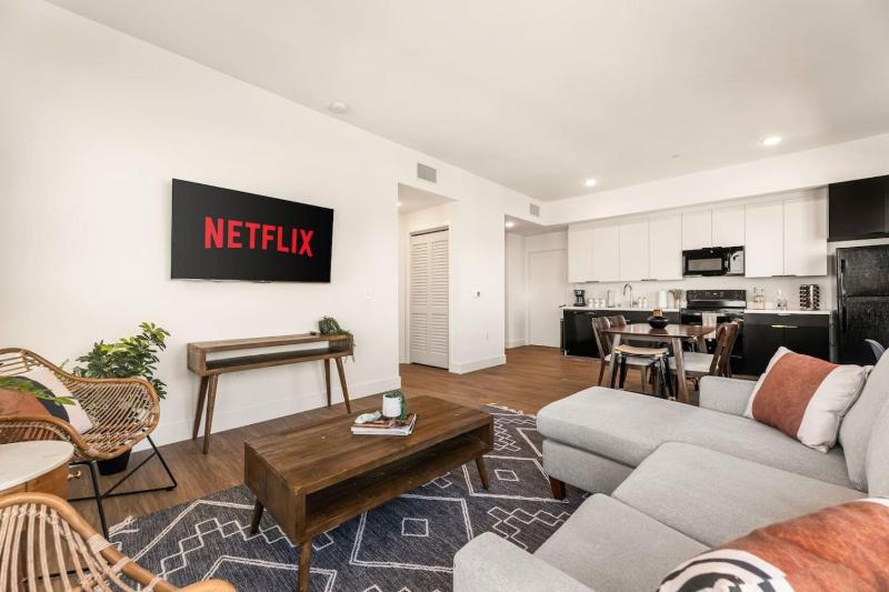Stylish 2BD Haven with Scenic DTLA Views and Parking - image 12