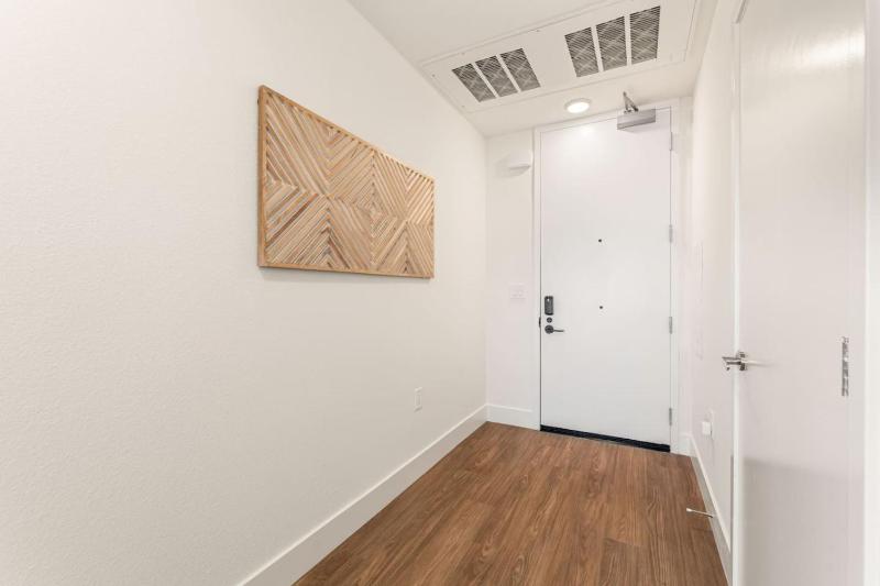 Stylish 2BD Haven with Scenic DTLA Views and Parking - image 8